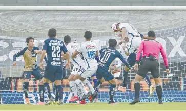  ??  ?? •Josué Reyes se suspende en el aire para marcar el 1-0.