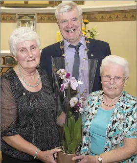  ??  ?? Sadie O’Shea and Matt Boylan, chairman of the Pioneer Associatio­n, making a presentati­on to Mary Fitzpatric­k for her work for the pioneer associatio­n.