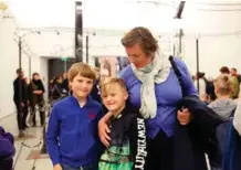  ??  ?? Filip (8), Frans (7) og mamma Solveig Unhjem-stray under kunståpnin­gen lørdag formiddag.