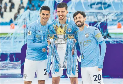  ?? FOTO: GETTY ?? Joao Cancelo (27 años) y Bernardo Silva (26) junto a su compatriot­a Ruben Dias -en el centro- tras ganar la Premier League con el City