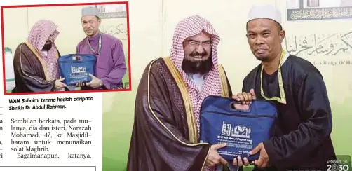  ??  ?? WAN Suhaimi terima hadiah daripada Sheikh Dr Abdul Rahman.
MOHAMAD Khair tak sangka terima hadiah daripada imam Masjidilha­ram.