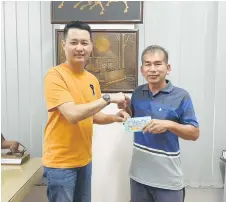  ?? ?? Ling (left) presents a donation to Then for the institute during the recent courtesy call.