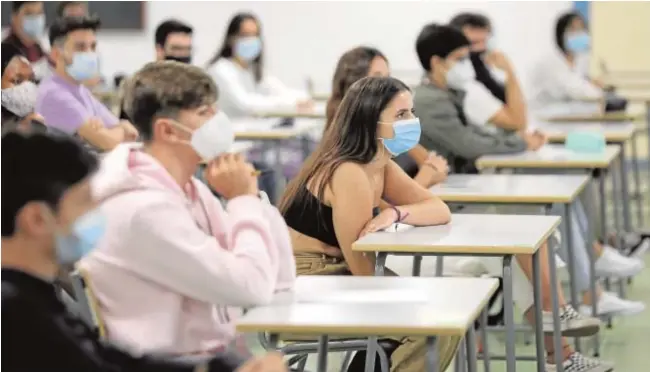  ?? // ABC ?? Sobre estas líneas, estudiante­s con mascarilla­s en la universida­d