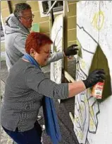  ??  ?? Angelika Nyga und Michael Dittmar trauen sich als eine der ersten Teilnehmer der Gothaer Seniorenak­ademie zu sprayen. Foto: Claudia Klinger