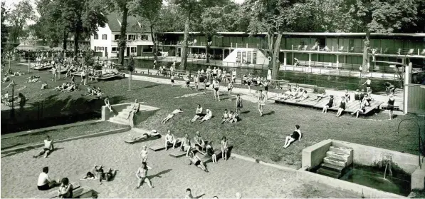  ?? Fotos: Sport und Bäderamt (5), Miriam Zißler (3) ?? Ein Freibad für die ganze Familie – das gibt es an der Schwimmsch­ulstraße seit dem Jahr 1912. Das Freibad gibt es an Ort und Stelle allerdings schon viel länger. Im Jahr 1827 wurde dort ein Becken eröffnet. Soldaten haben dort damals das Schwimmen...