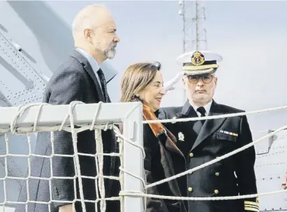  ?? MAURI RATILAINEN / EFE ?? La ministra de Defensa, Margarita Robles, en la cubierta de la fragata Almirante Juan de Borbón