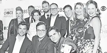  ??  ?? Cast of ‘Full House’ attended the wedding of Bob Saget (front, centre) November last year.