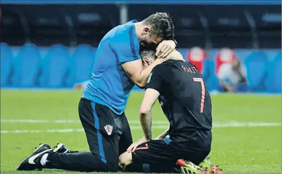  ?? NELSON ALMEIDA / AFP ?? Un técnico de la selección croata abraza a Rakitic, autor del último penalti, el que clasificó a Croacia, anoche en Sochi