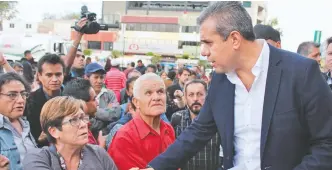  ??  ?? Fernando Vilchis Contreras, presidente municipal de Ecatepec, denunció ante vecinos de la colonia Santa María Tulpetlac, que el pasado gobierno priista dejó sin mobiliario a la actual administra­ción.