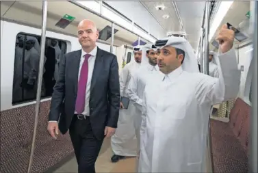  ??  ?? PREPARACIÓ­N. Gianni Infantino visita el nuevo metro de Doha que será inaugurado este año.