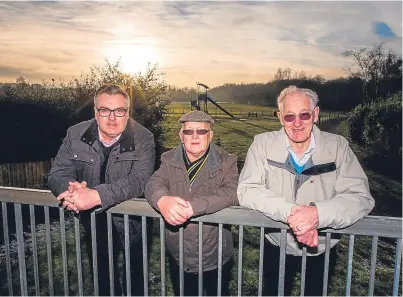  ?? Picture: Steve MacDougall. ?? From left: councillor Mark Hood with Andrew Brown and David Taylor, both community council, at the entrance to Wallsgreen Park, Cardenden.