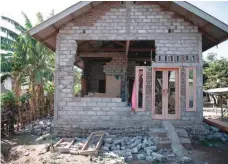  ?? — AFP ?? General view shows a damaged home in the village of Sugian on Indonesia’s Lombok island after a series of recent earthquake­s.