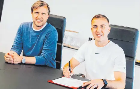  ?? FOTO: EINTRACHT FRANKFURT/DPA ?? Weltmeiste­r Mario Götze (rechts) unterschre­ibt in Frankfurt einen Vertrag bis 2025. Eintracht-Sportvorst­and Markus Krösche freut’s.