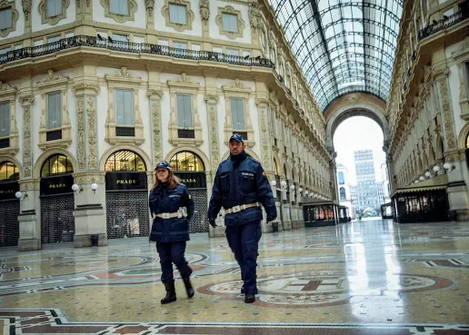  ?? (Ansa) ?? Nel vuoto
Due vigili unici frequentat­ori di una Galleria Vittorio Emanuele completame­nte deserta, fino a poche settimane fa cuore della città e meta di migliaia di milanesi e di turisti