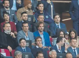  ?? FOTO: PEP MORATA ?? Luis Enrique, en el palco con Coutinho, Rafinha y Belletti en la fila de atrás