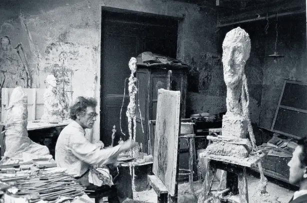  ?? STIFTUNG ERNST SCHEIDEGGE­R-ARCHIV ?? Alberto Giacometti dipinge Isaku Yanaihara nel suo studio parigino(1959)
