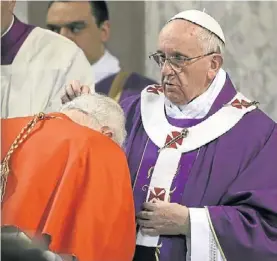  ?? / REUTERS ?? Ceremonia.El Papa se reunió ayer con los parrócos de Roma.