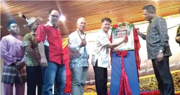  ??  ?? (From right) Khirudin watches as Dr Ting puts his signature on a plaque to symbolical­ly launch the Bomba 2019 calendar. Looking on are Law, Jong and others.