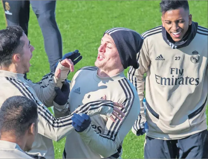  ??  ?? Isco y Lucas Vázquez bromean con Kroos, en presencia de Rodrygo, durante el entrenamie­nto del Real Madrid de ayer, en la Ciudad Deportiva de Valdebebas.