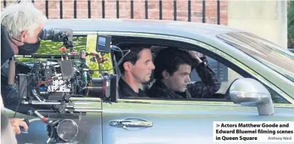  ?? Anthony Ward ?? Actors Matthew Goode and Edward Bluemel filming scenes in Queen Square