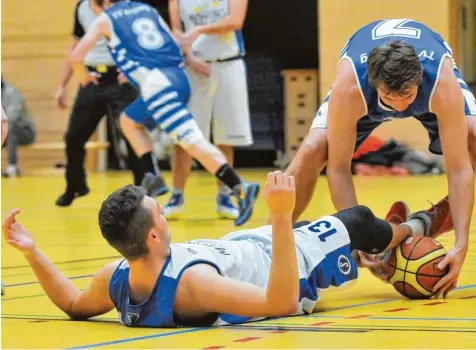  ?? Foto: Andreas Lode ?? Eine unsanfte Bruchlandu­ng erlebten Sven Mayr und die Bayernliga Basketball­er des TSV Gersthofen im Derby gegen den TV Augsburg. Mit 54:120 musste der Aufsteiger die bislang höchste Niederlage hinnehmen.