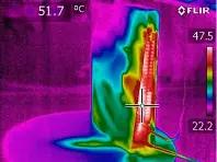  ??  ?? Via een warmtescan hebben we gemeten dat de PS5 tot 52 graden opwarmt aan de achterkant.