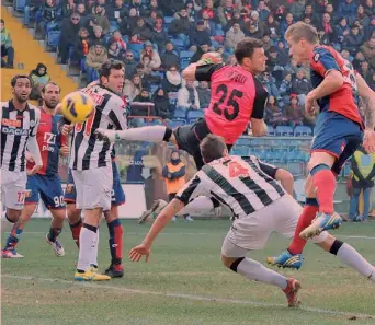  ?? ANSA ?? Sull’uscita a vuoto di Padelli, portiere dell’Udinese, Kucka del Genoa anticipa Angella e segna il gol decisivo