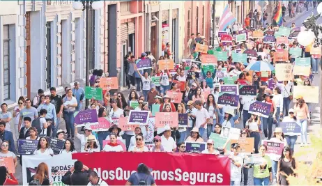  ??  ?? En Puebla decenas de mujeres participar­on en una marcha silenciosa en protesta por las agresiones y acoso que sufre el sector en la entidad.