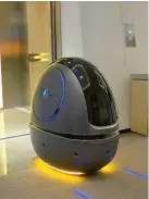  ??  ?? L’hôtel FlyZoo, en Chine, utilise des robots pour servir la clientèle.