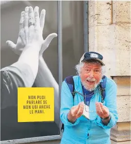  ?? ?? A la izq., una imagen de Carlos Núñez Cortés, uno de los integrante­s históricos de Les Luthiers (der.)