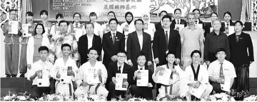  ??  ?? The medallists in state-level sporting competitio­ns with Junaidi, Vincent (fifth and sixth from right) and other guests.