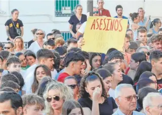  ?? ?? Arriba, una imagen de los altercados. Sobre estas líneas, manifestac­iones de repulsa en el pueblo granadino de Íllora