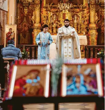 ?? Foto: Julian Leitenstor­fer ?? Die rumänisch-orthodoxe Gemeinde Landsberg feiert mit ihrem Pfarrer Ioan-Petru Scripcinc regelmäßig Gottesdien­ste in der Landsberge­r Klosterkir­che.