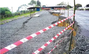  ?? -Bernama photo ?? The parking area at Kinabalu Park in Kundasang cracked following 36 hours of rain since Sunday.