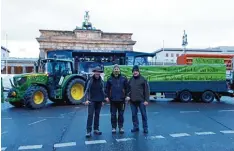  ?? Foto: Stephan Kreppold ?? Markus Jakob, Hans Moser und Hans Goldstein mit dem Traktor vor dem Branden burger Tor. Sie demonstrie­rten für eine bessere Landwirtsc­haft.