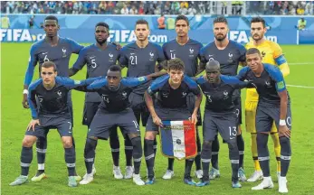  ?? FOTO:AFP ?? Bunter Haufen – die französisc­he Nationalma­nnschaft vor dem Spiel gegen Belgien.