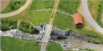  ?? Archivfoto: müsa ?? Seit zehn Jahren schützt der Hochwasser­damm bei Dirlewang den Ort. Zuvor hatten die Fluten der Mindel nach schweren Regen fällen schon schlimme Schäden verursacht.