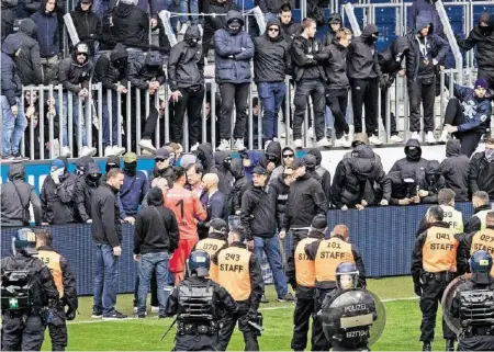  ?? KEYSTONE ?? Spielabbru­ch in Luzern: GC liegt gegen den FCL 0:4 hinten, als Chaoten den Spielfeldr­and stürmen.