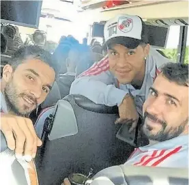  ??  ?? Micro y mate. Pratto, en el viaje a la cancha con Scocco y Enzo Pérez.