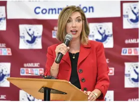  ?? (Pine Bluff Commercial/I.C. Murrell) ?? KATV meteorolog­ist and 1983 Pine Bluff High School alumna Melinda Mayo encourages students to take a stand against violence.