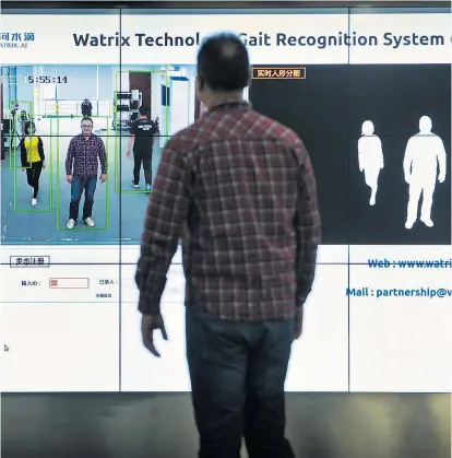  ??  ?? Systeme in Peking können Menschen an deren Gang erkennen – auch wenn das Gesicht verdeckt ist.