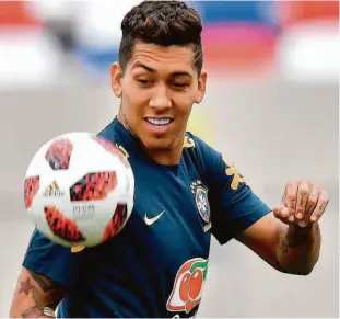  ?? Nelson Almeida - 4.jul.18/afp ?? O atacante da seleção brasileira Roberto Firmino durante treinament­o na Copa do Mundo; jogador pagou rodada de chope para 200 pessoas em Maceió