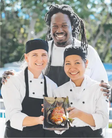  ?? Picture: GLENN HAMPSON ?? The Star Gold Coast apprentice­s Coral Carmody and Malis Pau with Momofuku Seiobo’s Paul Carmichael.