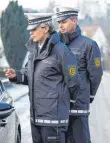  ?? FOTO: OEKO-TAU ?? Holen im Film gerne mal einen Kaffee für die „echten“Ermittler: Schutzpoli­zisten.