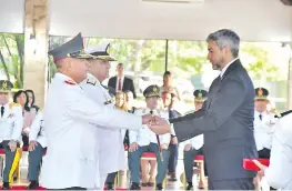  ?? ?? Mario Abdo (der.) entregó ayer bastones de mando a generales, almirantes y oficiales militares promovidos al ascenso. Fue en el Comando del Ejército.