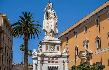  ??  ?? 70-mm-Tele: Die Statue der Regentin Eleonora von Arborea im schönsten Morgenlich­t auf der Piazza Eleonora D‘Arborea in
Oristano.