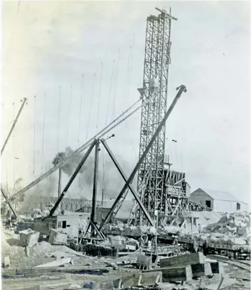  ?? ST. CATHARINES MUSEUM, MADELEIN MUNTZ COLLECTION ?? The canal worksite was a complicate­d confusion of materials, men and machines that sometimes resulted in accidents and injuries. This image is of the concrete plant at Lock 2 and was taken in March 1915.