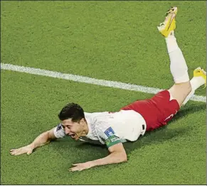  ?? FOTO: GETTY IMAGES ?? Lewandowsk­i, en el suelo, llorando tras marcar su primer gol en un Mundial