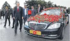  ?? FOTO: AFP ?? Blumenschm­uck für das präsidiale Fahrzeug: Erdogan auf dem Weg zum weitgehend entmachtet­en Parlament.
