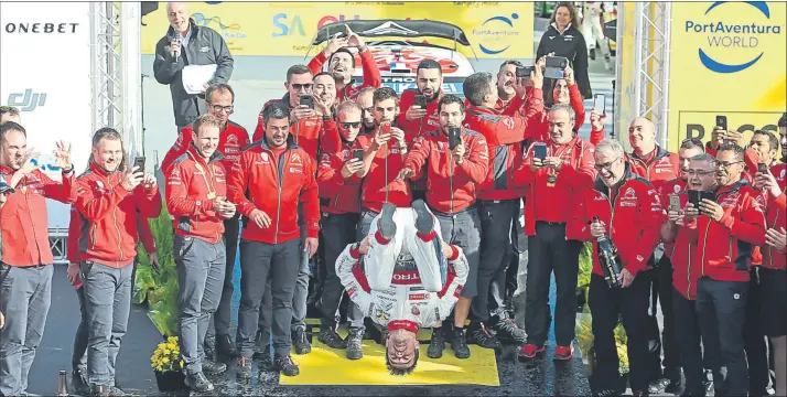  ?? FOTO: JORDI RIEROLA ?? Sébastien Loeb celebra su triunfo en el RallyRACC con una voltereta en el podio ubicado en el Paso Jaime I de Salou, después de dar una exhibición en los tramos catalanes